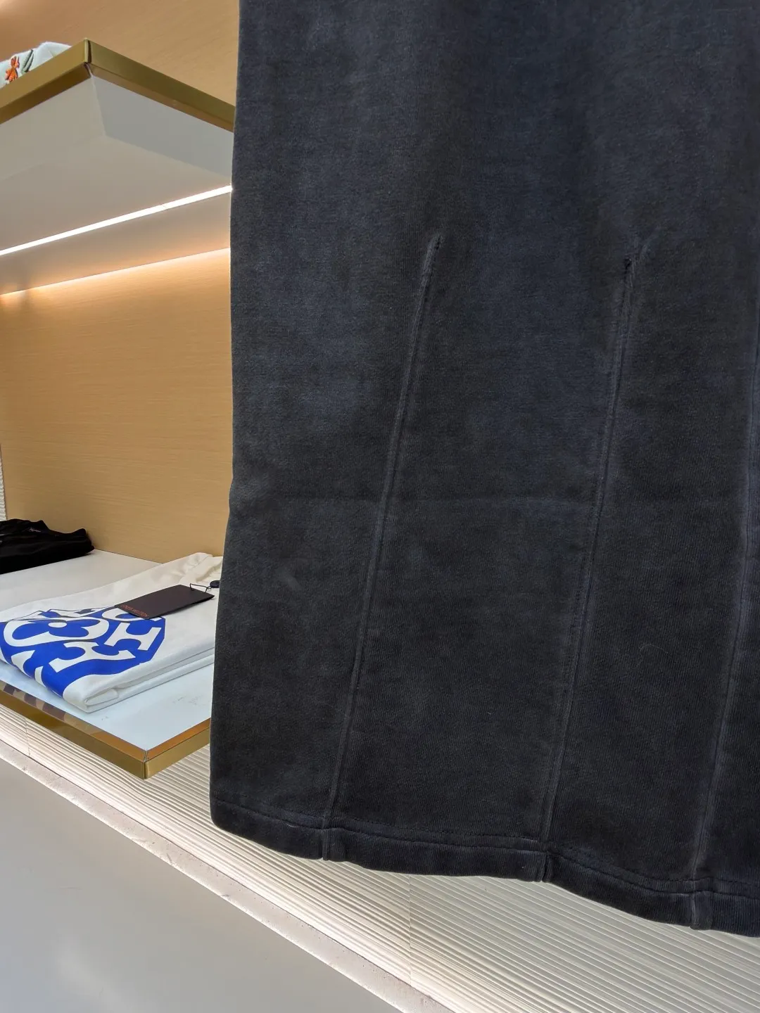Acne Studios distressed logo trousers ●Original version: purchased and developed for 5500 ●Item number: 1682336-B10 ●Fabric: cloud velvet fabric ●Technology: made by ancient stone grinding ●Color: gray ●Version: loose version ●Weight: about 725 grams ●Size: The restrained aesthetics of cool tones sublimates dressing into a tonal narrative. The Acne Studios logo is embedded in the front of the trouser legs with a hidden edge, making the logo an invisible medal. It is based on the rhythm of the body. Irregular three-dimensional pleats are carved on the trousers, and the layering is full. It blooms proudly like a work of art and becomes the leader of fashion trends. Infrared positioning heat transfer process. Infrared positioning Acne Studios logo pattern for more precise positioning. Use heat transfer materials for processing. The fabric is baked to fix the printed pattern. It is firm and durable and beautiful. The ancient method of stone grinding + hand-wrinkling uses natural pumice and biological enzymes to repeatedly rub the trousers to simulate the natural fading effect of wear and tear. The irregular three-dimensional pleats are formed by hand-wrinkling, and the washing and coloring process are used to make the clothes old. The special desizing agent is preferred, and then the fabric is soaked in it to be evenly sized. After desizing, it is finally rinsed. The workmanship is extremely complicated and the loss is high. The overall wiring is straight and delicate, the fabric is comfortable and soft, and the color is consistent without color difference. It can be matched with the same style to create a fashionable look and control various occasions. Customized accessories, complete with three standards, same style for men and women!